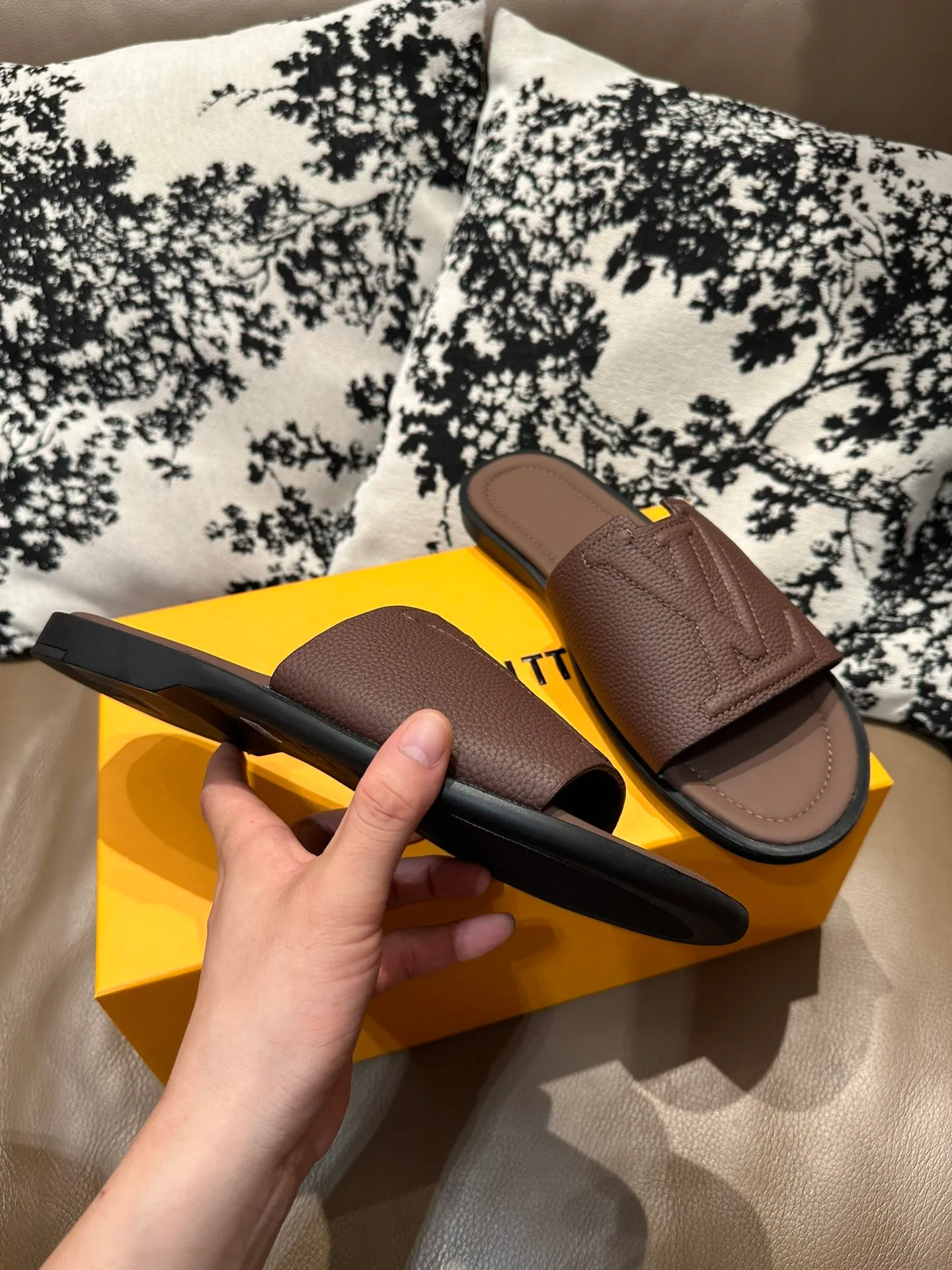 Men's shoes💰360💰 New LV slippers hot sale🩴 Full cowhide surface, cowhide lining, cowhide feet, size 36-46